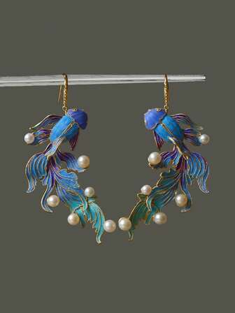 1对复古锦鲤鱼形吊坠耳环，款式独特，适合日常佩戴，也是一年四季皆宜的百搭配饰和礼物。