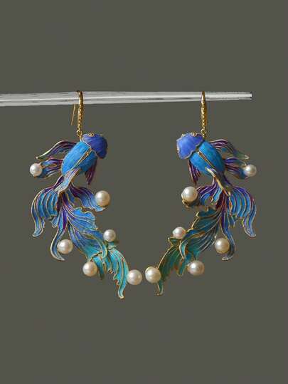 1对复古锦鲤鱼形吊坠耳环，款式独特，适合日常佩戴，也是一年四季皆宜的百搭配饰和礼物。