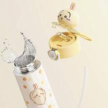Miniso Vaso aislado con tapa de muñeca Chikawa Doll Pop-Top de 450mL/15.22oz (Usagi): Material de acero inoxidable 304, decoración de tapa con muñeca 3D Usagi, apertura de tapa con una sola mano, aislamiento al vacío (mantiene caliente/frío), estampado lindo de Usagi + patrón de flores, forma portátil y ligera, adecuado para oficina/escuela/uso diario, botella de agua práctica y linda con tema (1 pieza) - Amarillo - Ver 2