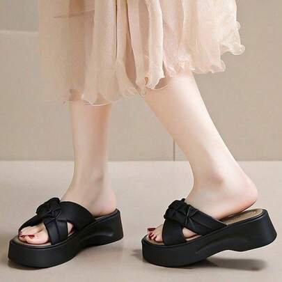 Zapatillas de suela blanda para mujeres, uso al aire libre en verano 2025, nuevas sandalias romanas de playa casuales con una sola correa y suela gruesa versátil.