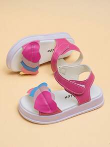 可爱童鞋！这款适合4-8岁女孩的撞色心形漆皮凉鞋，采用亮粉色主色调和厚实的华夫格鞋底。可调节的鞋带方便穿脱。防滑鞋底和漆皮材质易于清洁。充满柔软、可爱、甜美的元素，适合日常穿着。 - 玫紅色 - 查看 4