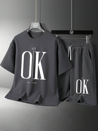 Bộ áo thun ngắn tay cổ tròn in chữ cho bé trai và quần short.