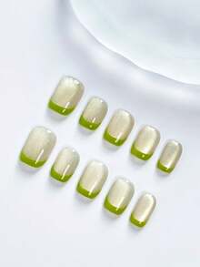 10片装。这款美甲贴片以柔和的银色闪粉搭配青柠绿法式尖角为主要特色，清新优雅。指甲在闪粉底色上饰以精致的青柠绿法式尖角细节，既精致又充满活力。