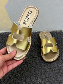 1双金色镂空女童鞋，仿皮凉鞋，防滑平底镂空设计，时尚简约风格，适合夏季外出和居家穿着，热门网红款，好评如潮，时尚设计，柔软鞋底，不磨脚，理想的儿童凉鞋礼物 - 金色 - 查看 2