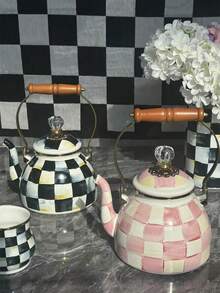 SummitPulse Bộ 1 ấm đun nước tráng men tay cầm bằng gỗ kẻ caro cổ điển - Ấm đun nước kiểu Bắc Âu dung tích lớn với nắp họa tiết hình thoi. Chiếc ấm đa năng, chịu nhiệt này cũng có thể được sử dụng như ấm pha cà phê, ấm pha trà sữa và ấm pha trà trái cây, phù hợp cho mọi mùa. - Nhiều màu - Xem 7