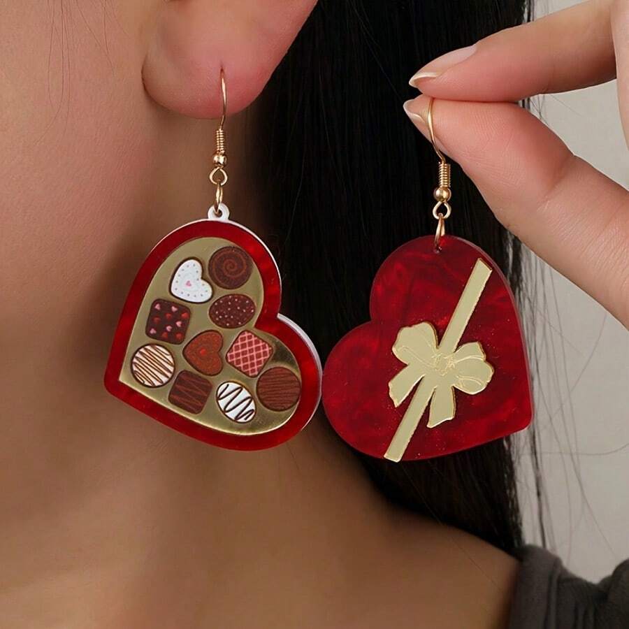 1 Pair Of Daily Fun Chocolate Heart-Shaped Jewelry Box Earrings With Acrylic Color Printing And Creative Bow-Shaped Heart Jewelry Box. Asymmetrical Earrings. Valentine's Day Gift For Your Girlfriend. Women's Stylish Drooping Earrings. Acrylic Material. Gift For Girlfriend At Valentine's Day Party, Vacation. - 紅色 - 查看 1