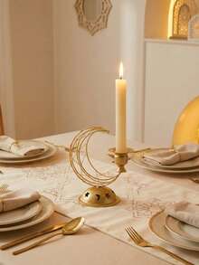 一套/件，层叠弧形星月金属烛台。这款烛台采用金属丝和金属底座制成，设计简约。其造型为新月形框架，由多个交织的弧线构成，搭配饰有星月镂空图案的圆顶底座和杯状烛托。 - 彩色 - 查看 8