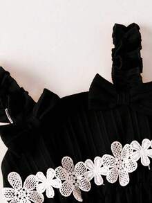 Bộ 2 món cho bé gái, áo hai dây viền hoa và quần short viền hoa, thích hợp mặc ngoài trời mùa xuân/hè. - màu đen - Xem 4