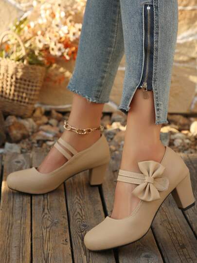 Giày Mary Jane cao gót đế dày, quai kép, kiểu dáng ngọt ngào, thoải mái và đa năng, mang đến vẻ ngoài thanh lịch và cá tính cho mùa xuân mới.