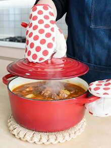 مجموعة قفازين قصيرة على شكل منقار البط، تتميز بنمط نقطي بسيط وبطانة مقاومة للحرارة مسمكة قادرة على تحمل درجات حرارة تصل إلى 250 درجة مئوية/482 درجة فهرنهايت. مثالية للاستخدام في المطبخ المنزلي، هذه القفازات المقاومة للحرارة مناسبة للطهي والخبز والشواء. - متعدد الألوان - مشاهدة 9