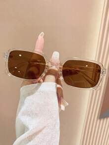 一副男女通用的棕色长方形太阳镜，适合各种场合，如旅行、夏季配饰、运动风、驾驶、节日、海滩、电音节、度假、家庭出游、高尔夫、徒步、优雅装扮、街头风配饰、度假氛围、运动、派对、户外活动、街头风、钓鱼等，为日常和派对场合增添优雅气息。 - 香檳茶 - 查看 2