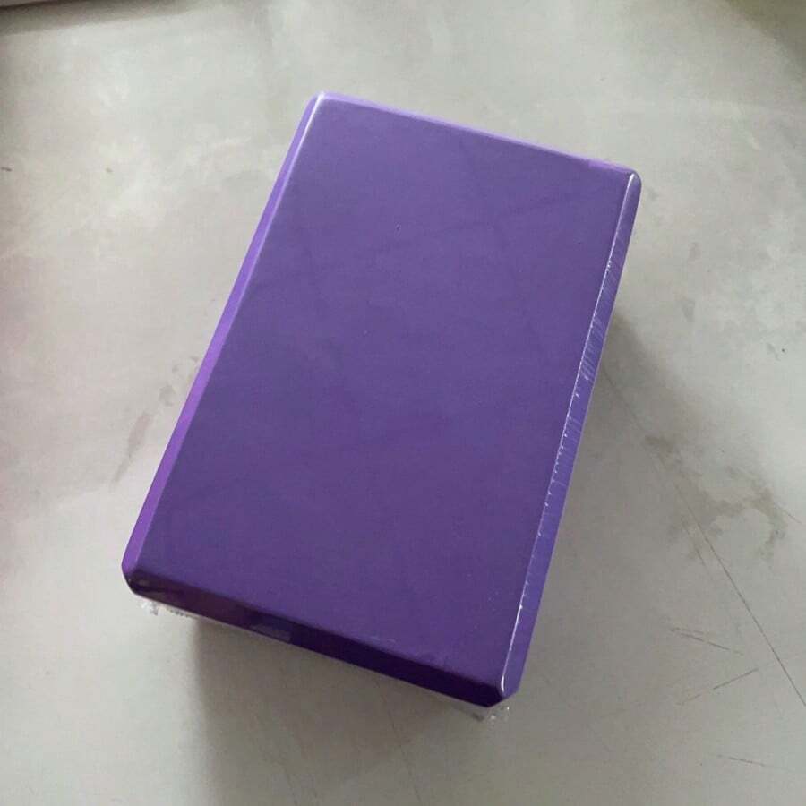 两块/套高密度EVA瑜伽砖，可提升您的瑜伽、普拉提或拉伸练习效果。设计旨在提供稳定支撑，帮助您安全、深入地练习。适中的硬度和光滑的防滑表面完美平衡了支撑性和缓冲性，在保护关节的同时，保持正确的体态。 - 彩色 - 查看 1