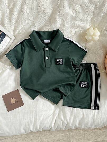 Bộ đồ 2 món cho bé trai - Áo polo cài nút in chữ và quần short cạp chun, thích hợp cho mùa xuân/hè.