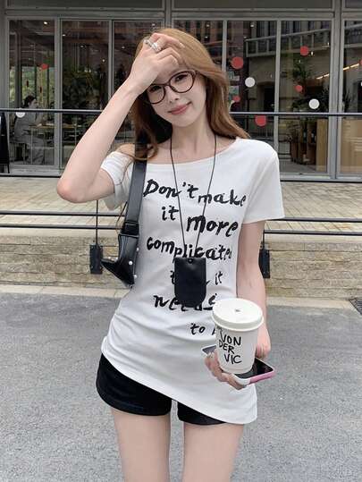 Áo thun ngắn tay nữ màu trắng kiểu Hàn Quốc mùa hè, cổ xéo, bèo nhún bất đối xứng, ôm dáng, in chữ, phong cách thường ngày.