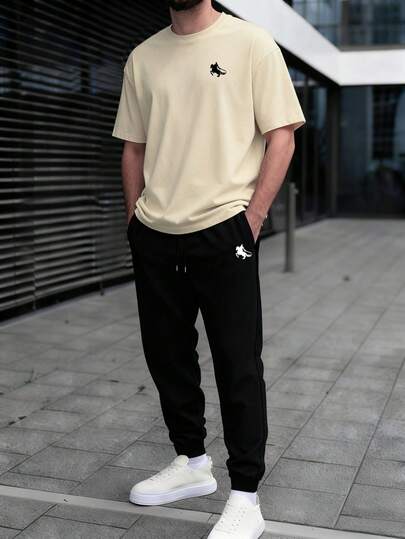 男士时尚简约骑士图案短袖T恤和裤子套装（2件套），适合街头、户外和休闲穿着。