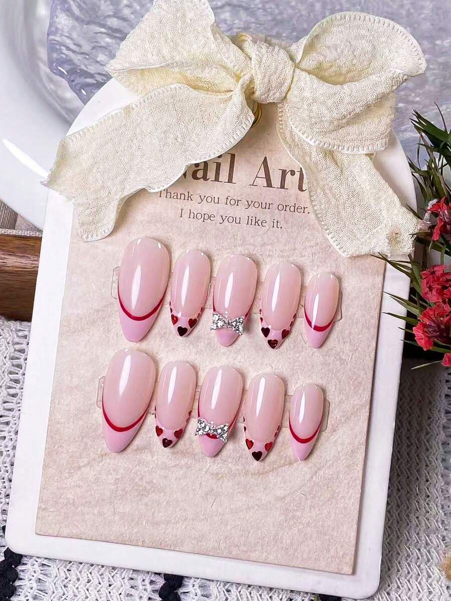 10 miếng dán móng tay kiểu Pháp hình hạnh nhân màu hồng nude thủ công, trang trí bằng trái tim lấp lánh màu đỏ và nơ 3D màu bạc. Những miếng dán móng tay này có đầu móng kiểu Pháp được vẽ tay màu hồng và viền đỏ, cũng như những trái tim lấp lánh màu đỏ và nơ 3D màu bạc được làm thủ công, kết hợp hoàn hảo giữa sự thanh lịch, lãng mạn và tối giản. (Dụng cụ làm móng) - Nhiều màu - Xem 1
