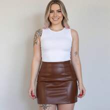 High-Waisted Short Skirt In Premium Faux Leather. - 鏽棕色 - 查看 3