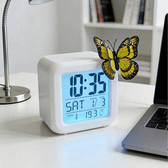 Reloj electrónico luminoso de 7 colores con decoración de mariposa - Pantalla digital/día/fecha + monitoreo de temperatura interior, reloj de mesita de noche silencioso, decoración de escritorio inteligente, decoración del hogar multifuncional, herramienta de gestión del tiempo estética y funcional, 100 escenas (mariposa emparejada al azar)