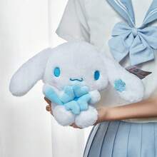 Miniso 1个三丽鸥风格四叶草肉桂狗毛绒玩偶，柔软短毛绒材质，手持四叶草，耳朵有装饰，蓝白可爱配色，可作家居抱枕/床头装饰/幸运主题礼物玩偶 - 彩色 - 查看 5