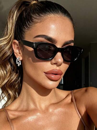 一副男女通用复古经典旅行款太阳镜，适合日常佩戴、街头风、旅行、度假、运动、驾驶、节日、海滩、电音派对、郊游、夏季配饰、家庭旅行、高尔夫、徒步、优雅装扮、度假氛围、运动、派对、户外活动、街头风、钓鱼、假期等场合。