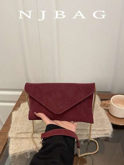 1个纯色翻盖信封包，时尚手拿包，链条单肩包，派对晚宴小方包，适合女性约会、派对和盛大晚宴等场合使用。新款小众设计时尚信封包，专为女性打造。