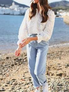 女士优雅长袖白色蕾丝衬衫，适合约会、休闲穿着或通勤。这款时尚的秋季上衣采用喇叭袖设计。春季 - 白色 - 查看 8