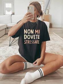 Maglietta elegante da donna a maniche corte e collo tondo - Nera, stampata con il prominente testo italiano "Non Mi Dovete Stressare", adatta per l'abbigliamento casual in primavera ed estate, vestibilità morbida e oversize, taglie forti da donna, abbigliamento autunnale taglie forti, abbigliamento autunnale da donna, outfit autunnali, abbigliamento invernale, abbigliamento invernale da donna, top da esterno - nero - Visualizzare 9