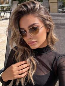 一副女士金属几何图案棕色个性化时尚眼镜，适合户外度假、徒步旅行、海滩、街头等场合，是夏季海滩度假、户外旅行的时尚配饰，复古几何镜框，适合外出、返校季等场合。 - 茶片 - 查看 2