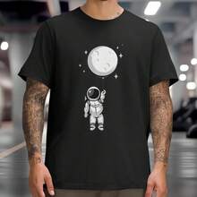 Camiseta Homen e Mulher T-Shirt Unissex Estilo Moda Estampada Astronauta Flutuando Levantado Pela Lua Style Barato Camisa Estilosa Masculina e Feminina - 100% Algodão Promoção Frete Grátis Rápido - Preto - Visão 1