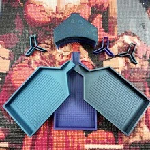 This New Multi-Functional Diamond Painting Tray Features A Y-Shaped Embedded Board, Semi-Open Lid, And Grid Design, Which Allows For Faster And Smoother Placement Of Diamonds, And Effectively Separates The Diamonds.