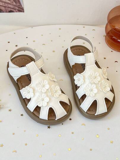 1 par de sandalias para niñas, sandalias planas con flores tridimensionales de perlas, nuevo estilo de verano 2026 cómodas, antideslizantes y transpirables, sandalias planas con diadema estilo princesa, adecuadas para fiestas y reuniones