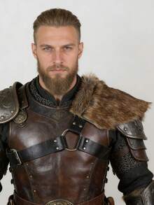 1 件装 坚固耐用的中世纪黑色 PU 皮革胸带，配棕色人造毛皮肩垫，灵感源自英雄维京人，男女皆宜，适用于维京战士服装、角色扮演派对、哥特式奇幻角色扮演装备。