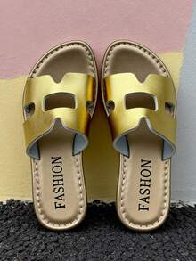 1双金色镂空女童鞋，仿皮凉鞋，防滑平底镂空设计，时尚简约风格，适合夏季外出和居家穿着，热门网红款，好评如潮，时尚设计，柔软鞋底，不磨脚，理想的儿童凉鞋礼物 - 金色 - 查看 3