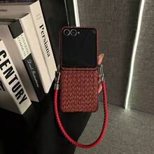 Funda de teléfono de color vino tinto con patrón tejido minimalista y correa de cuero trenzada, compatible con Samsung Galaxy ZFlip7, ZFlip6, ZFlip 5, cubierta trasera resistente a golpes - Burdeos - Ver 2