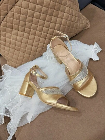 新款时尚高跟凉鞋，适合青少年穿着，舒适优雅，适合舞会、派对、节日活动等场合。