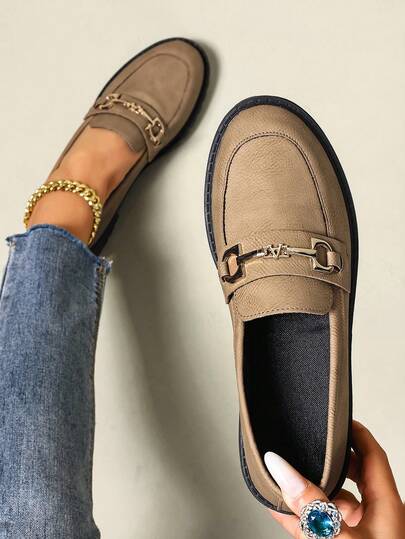 Damskie mokasyny skórzane w kolorze khaki, lekka, oddychająca podszewka, gruby obcas, metalowa klamra, wsuwane, swobodny styl uniwersytecki