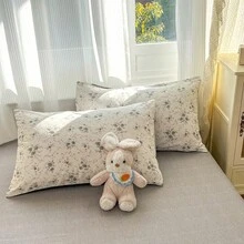 Bộ ga trải giường họa tiết hoa 3 món, gồm 2 vỏ gối và 1 vỏ chăn, tạo không gian phòng ngủ ấm cúng. - Nhiều màu - Xem 4