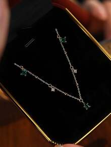 1件时尚S925纯银绿色水滴立方体吊坠项链，奢华简约，适合日常佩戴、聚会和派对。