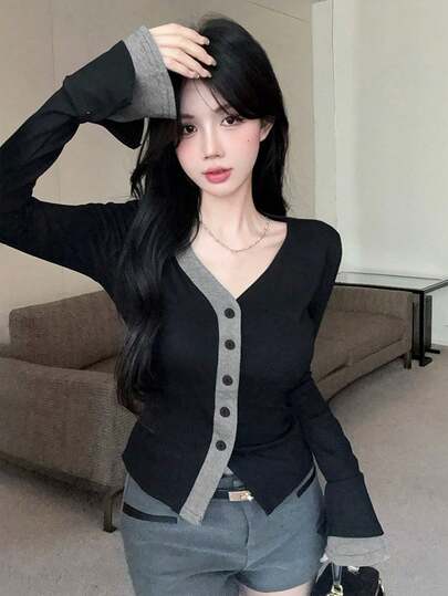 女士V领撞色喇叭袖长袖T恤，可叠穿或外穿，秋季款