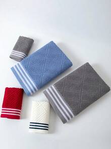 1条中号浴巾，薄款，提花图案，红色，长方形，70*140厘米，适合成人，可用于游泳、沐浴、裹身；或34*74厘米手巾，34*34厘米方形手帕，速干、吸水、柔软，适用于浴室、厨房、旅行、节日礼物、健身房、海滩、酒店、沙龙、户外等场合。 - 紅色 - 查看 4