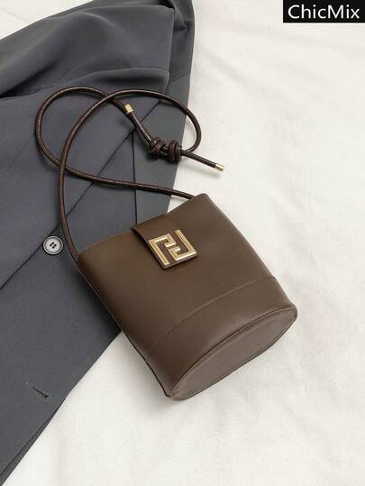 时尚新款纯色五金搭扣水桶形单肩包，皮革柔软顺滑，经典迷你女士斜挎包，适合购物、携带钱包、年轻女性、大学生、职场新人及白领人士。非常适合办公室、大学、工作、商务、通勤、户外活动、旅行和郊游等场合。