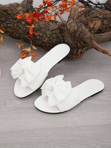 1双白色轻便舒适布艺蝴蝶结装饰儿童/青少年拖鞋，纯色简约优质PU鞋面，时尚儿童套脚拖鞋，防滑橡胶外底，适合居家、办公、户外行走，2026春夏新款