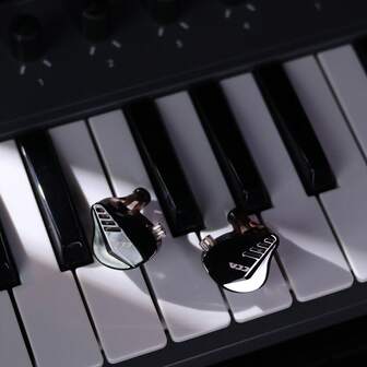 C C A CCA 钢琴家入耳式监听耳机，2BA+1DD 三单元混合驱动耳机，HiFi 低音降噪耳塞，清晰立体声，佩戴舒适，适合音频工程师和音乐家，黑色