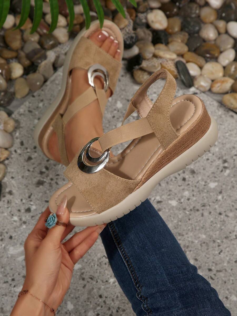 Sandal đế xuồng nữ kiểu dáng mới năm 2026 với khóa kim loại trang trí, sandal đế cao mũi tròn thời trang ngoài trời cho mùa hè. - Màu Khaki - Xem 1