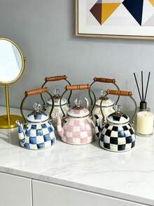 SummitPulse Bộ 1 ấm đun nước tráng men tay cầm bằng gỗ kẻ caro cổ điển - Ấm đun nước kiểu Bắc Âu dung tích lớn với nắp họa tiết hình thoi. Chiếc ấm đa năng, chịu nhiệt này cũng có thể được sử dụng như ấm pha cà phê, ấm pha trà sữa và ấm pha trà trái cây, phù hợp cho mọi mùa. - Nhiều màu - Xem 5