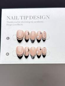 10片纯手工制作的按压式美甲贴片，短款杏仁形，时尚简约风格，手绘黑色法式美甲图案，点缀着纯手工绘制的黑白星星、月亮、蜘蛛网和圆点图案。这是一款高端美甲贴片，适合女性和女孩日常佩戴，并附赠美甲套装。美甲用品 - 彩色 - 查看 3