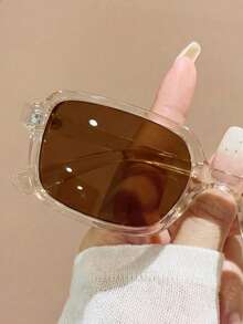 一副男女通用的棕色长方形太阳镜，适合各种场合，如旅行、夏季配饰、运动风、驾驶、节日、海滩、电音节、度假、家庭出游、高尔夫、徒步、优雅装扮、街头风配饰、度假氛围、运动、派对、户外活动、街头风、钓鱼等，为日常和派对场合增添优雅气息。 - 香檳茶 - 查看 3