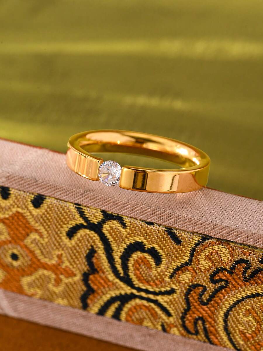 1枚18K镀金不锈钢几何戒指，镶嵌锆石，风格百搭精致奢华，适合女性日常佩戴和参加派对，是送给女友的绝佳礼物，简约设计，日常百搭。 - 小圓鑽 - 查看 1