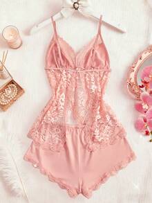 Bộ đồ ngủ gợi cảm hai mảnh dành cho nữ nhân dịp Ngày Valentine, gồm áo cổ chữ V thêu ren xẻ tà và quần short màu trơn, mang lại sự thoải mái và quyến rũ. - Hồng - Xem 2