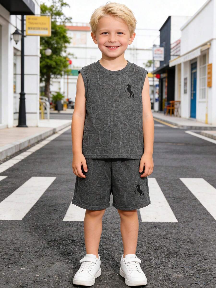 Bộ 2 món trang phục thường ngày cho bé trai, gồm áo thun họa tiết mềm mại, thoáng khí và quần short, thích hợp cho mùa hè